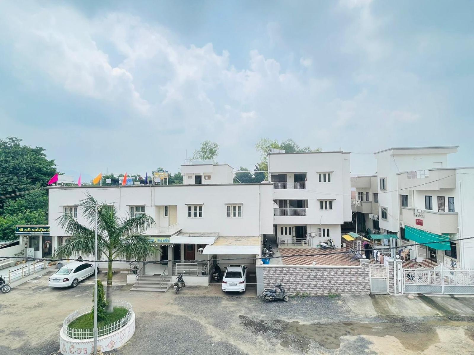 Hotel Rajdhani And Guest House Gujarat - Best Family Hotel In Halol Near Pavagadh And Halol Gidc Kültér fotó