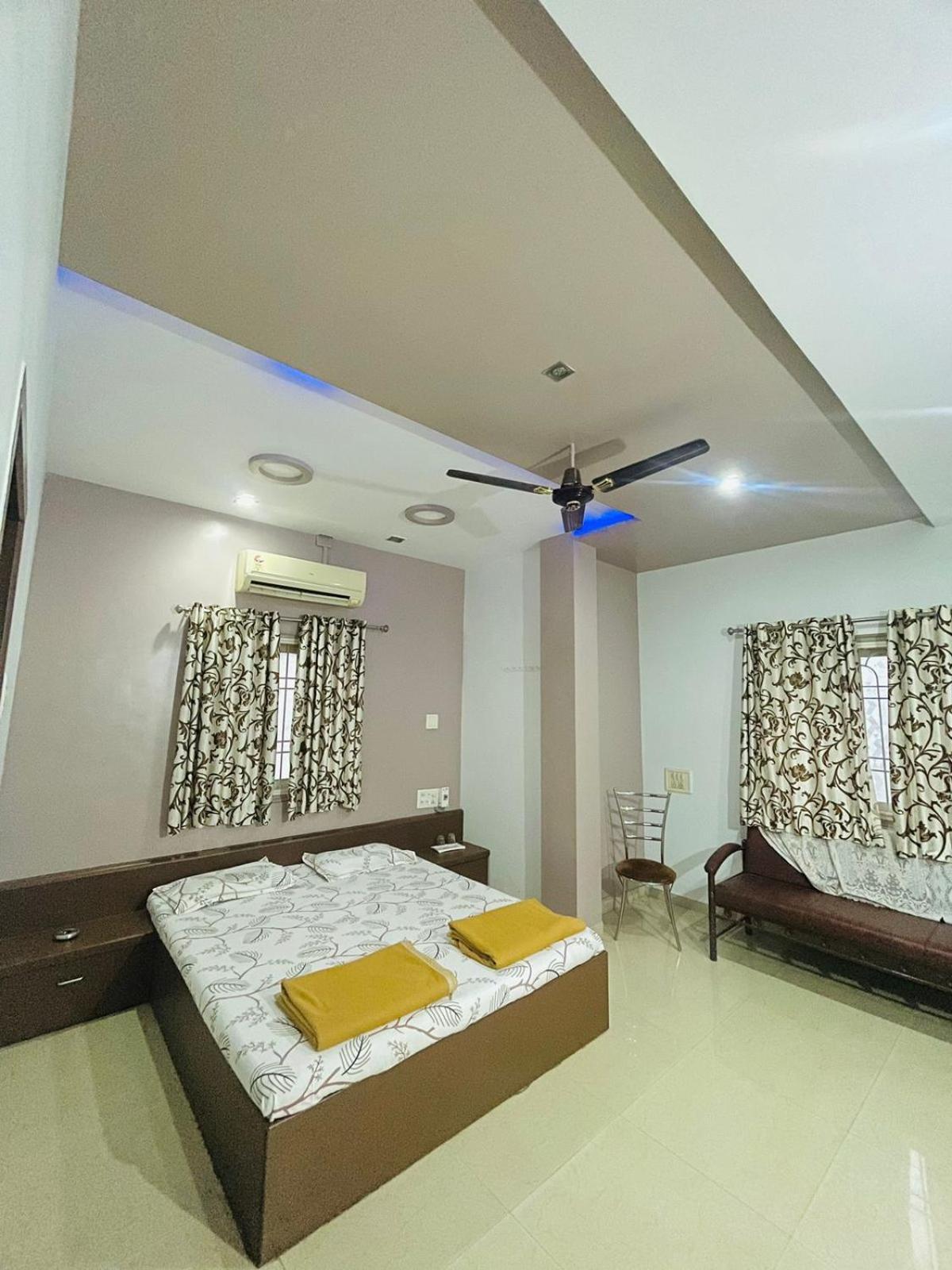 Hotel Rajdhani And Guest House Gujarat - Best Family Hotel In Halol Near Pavagadh And Halol Gidc Kültér fotó