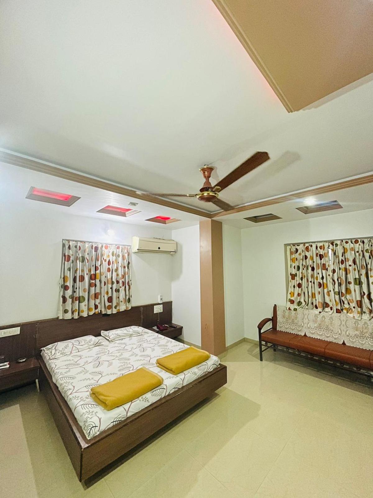 Hotel Rajdhani And Guest House Gujarat - Best Family Hotel In Halol Near Pavagadh And Halol Gidc Kültér fotó