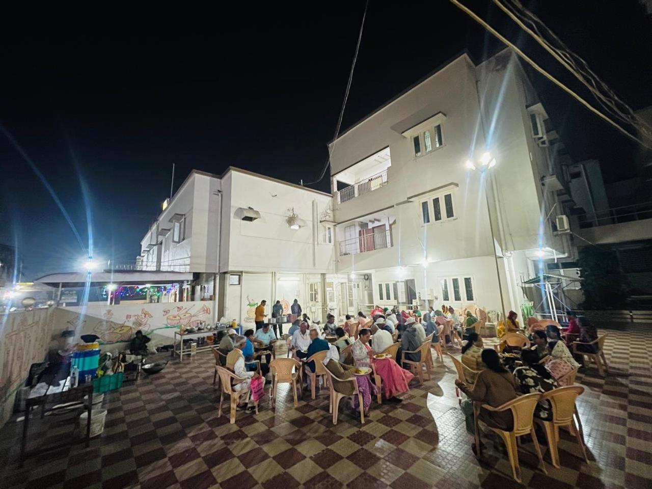 Hotel Rajdhani And Guest House Gujarat - Best Family Hotel In Halol Near Pavagadh And Halol Gidc Kültér fotó